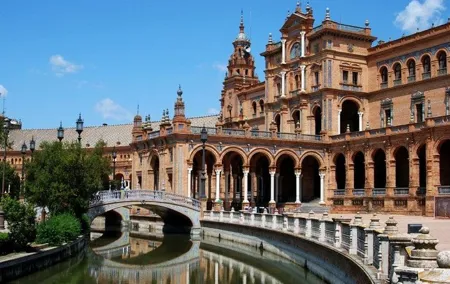 Alcazar, Cathedral, Santa Cruz Quarter, Bullring and River Cruise Tour in Seville