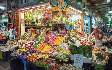 Discover the markets of Seville by bike and try their most typical products!