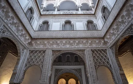 Tour in Alcazar with Entry Ticket