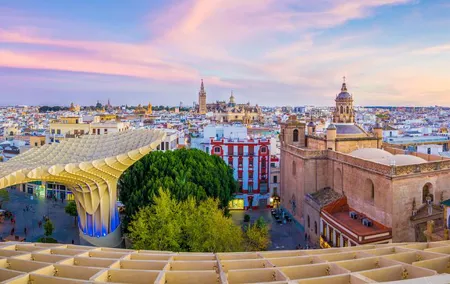 Monumental Economic tour with booking fee Seville