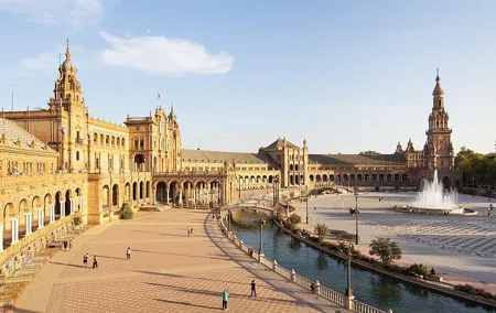 Bike tour through the monumental area of Seville