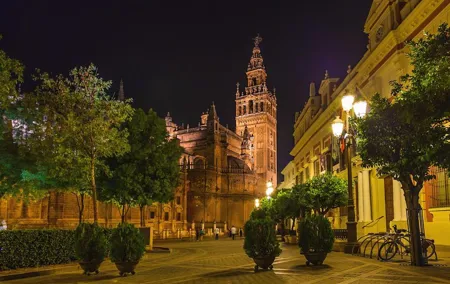 Santa Cruz Evening Walking Tour in Seville Including Tapas and Drinks