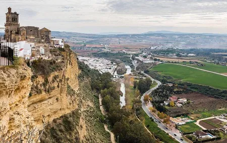 Private 12-Hour Tour of Cadiz and Pueblos Blancos from Seville