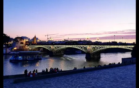 Alcazar, Cathedral, Walk By The River And Triana Private Tour