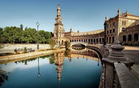 Private Walking Tour of Plaza de España and Maria Luisa Park