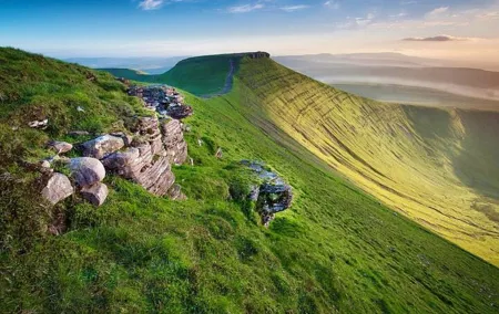 Cardiff: Waterfalls, Mountains & Castles Day Tour