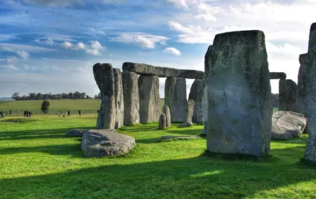 Guided tour to Bath & Stonehenge from Cambridge by Roots Travel.