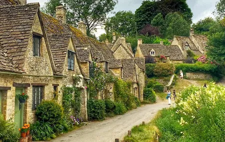 Tour to Stratford & The Cotswolds from Cambridge by Roots Travel