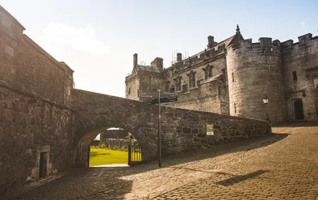 Stirling Castle, Loch Lomond and Cruise Day Tour from Glasgow