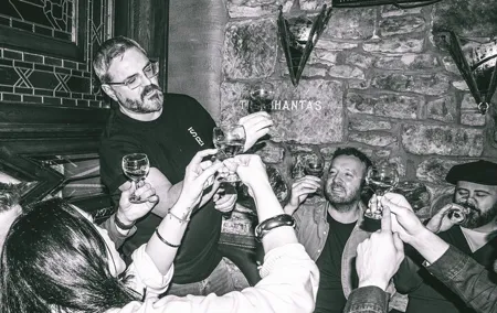 Explore Glasgow: Scottish Rogue Whisky Walking Pub Crawl