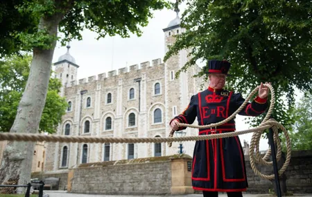 VIP Tower of London and Crown Jewels Tour with Private Beefeater Meet & Greet