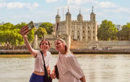 Tower of London: Guided Tour with Thames River Cruise