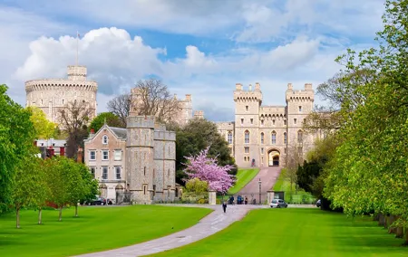 Windsor Castle, Stonehenge and Oxford Day Guided Tour from London