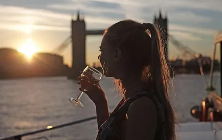 River Thames Evening Cruise with Sparkling wine and Canapés