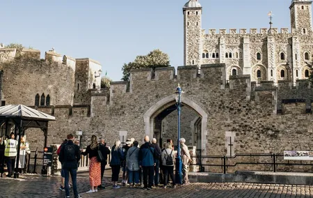 Guided Tour Inside Tower of London with Crown Jewels & Cruise