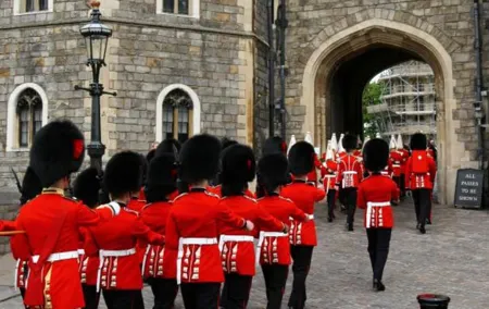 Windsor Castle Tour from London with Transportation & Audio Guide