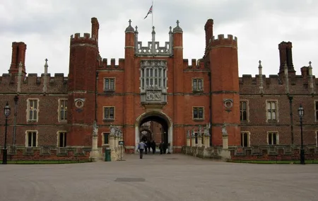 Hampton court palace private tour from London