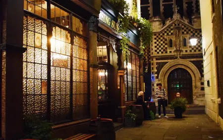 The Haunted Pubs of Old London: Small Group Tour