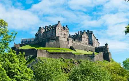 Edinburgh Rail Trip from London with Castle entry and Hop-on Hop-off bus