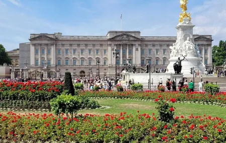 Royal London Walking Tour with Guard Change & Royal Mews