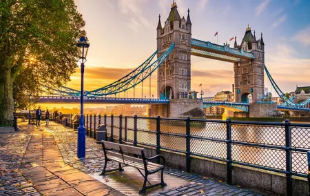 Skip-the-line Tower Bridge and Tower of London Private Tour