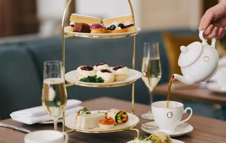Buckingham Palace, St James Palace & Tea at Kensington Palace