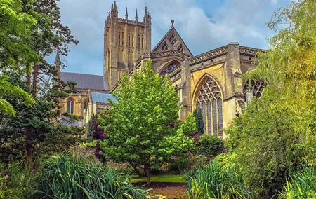 Leeds Castle, Canterbury Cathedral, & Dover Tour from London