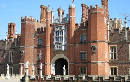 Hampton Court Palace 3hr tour: Henry VIII's & William III's intriguing Palaces