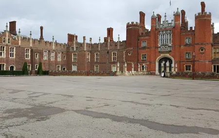 Hampton Court Palace Private Tour with Skip the Line Entry