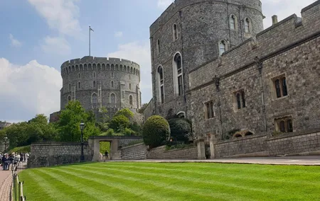 Private driver guided tours Windsor castle Stonehenge
