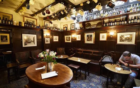 Historic Pubs Tour Ghosts, Ghouls, Gin and Sin