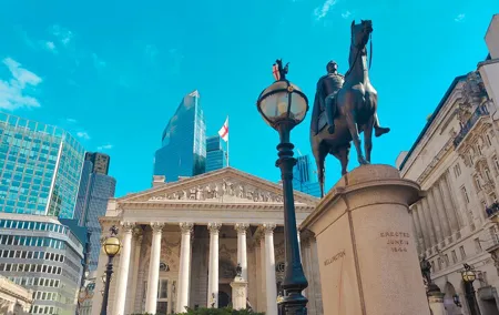 London Historical Tour: Roman Walls to Global Finance