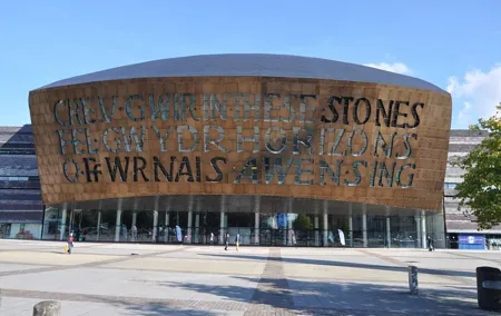 Cardiff Day Tour from London with Local Guide (Visit Wales)