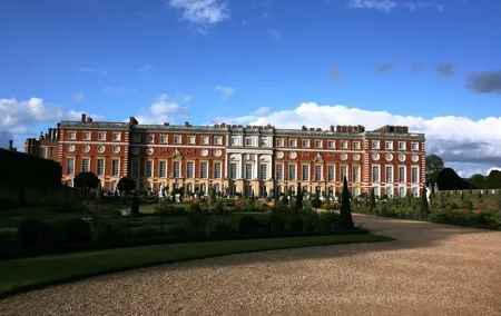 Hampton Court Palace, Stonehenge & Roman Bath Private Tour with Passes
