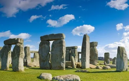 Stonehenge and Bath Tour from London