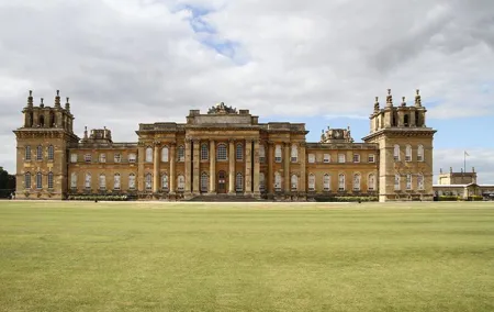 Private Blenheim Palace, the birthplace of Winston Churchill, Tour from London.