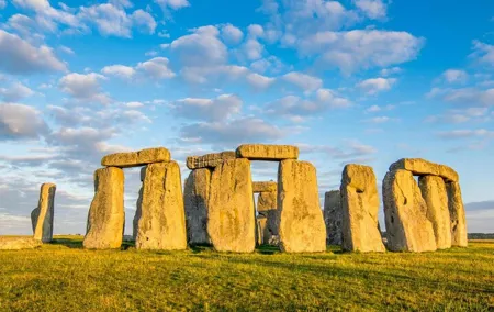 Private Full-Day Tour: London to Cotswolds, Bath & Stonehenge