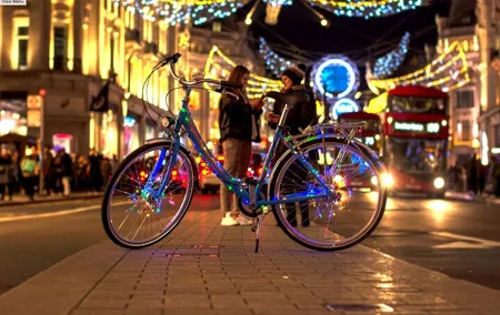 London Christmas Lights Bike Tour with Local Guide