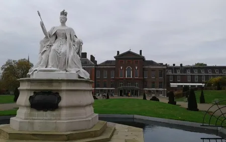 Private walking tour of Kensington with an official tour guide