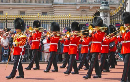 Changing of the Guard & Royal Food Tour with 15+ Tastings