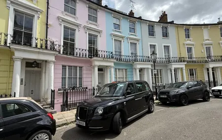 Private Tour: Paddington Bear Taxi Tour of Filming Locations
