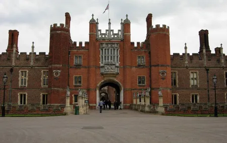 Private Full Day tour of Windsor castle and Hampton court palace from London