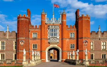 Private Chauffeured Tour to Hampton Court Palace from London