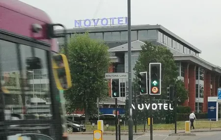 Heathrow Hotel to Heathrow Hotel With Stopovers at Stonehenge & Salisbury