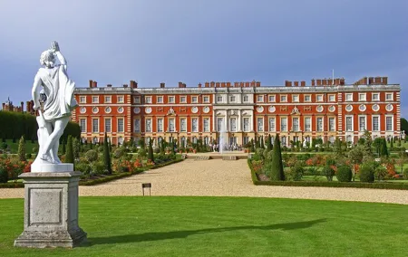 Hampton Court Palace Private Tour with Skip the Line Entry