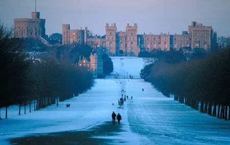 Windsor, Bath, Stonehenge and Salisbury Guided Tour on Boxing Day