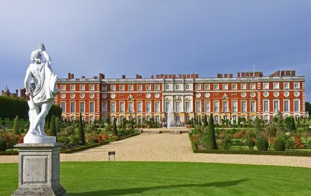 Hampton Court Palace, Stonehenge and Roman Bath Tour with Passes