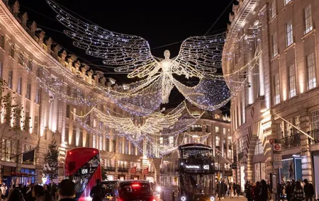 Private Magical Christmas Lights Tour in London in Black Taxi
