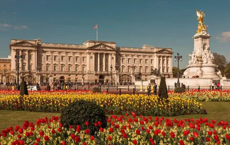 London Self-Guided Murder Mystery Tour by Buckingham Palace