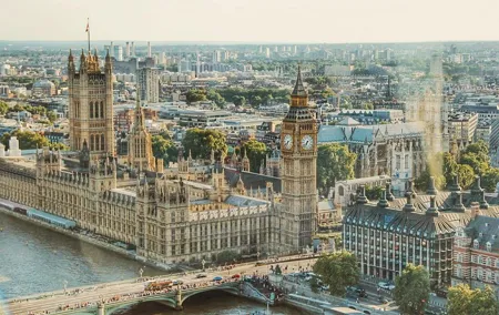 London's Top Iconic Sights Tour with Fun, Local Tour Guide
